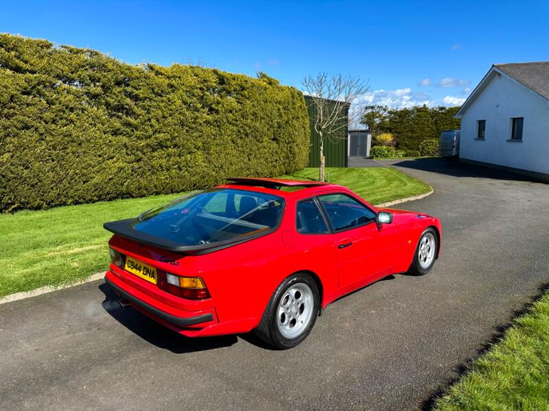 PORSCHE 944