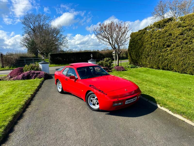 PORSCHE 944