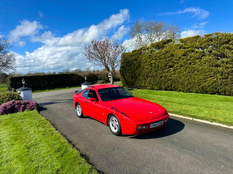 PORSCHE 944