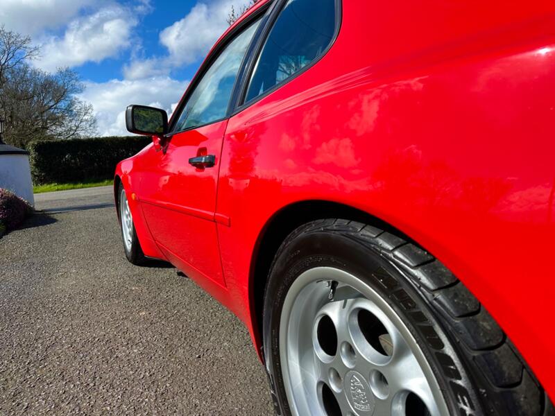 PORSCHE 944