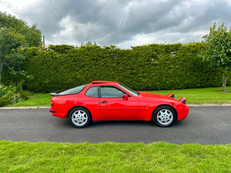 PORSCHE 944