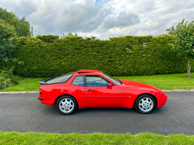 PORSCHE 944