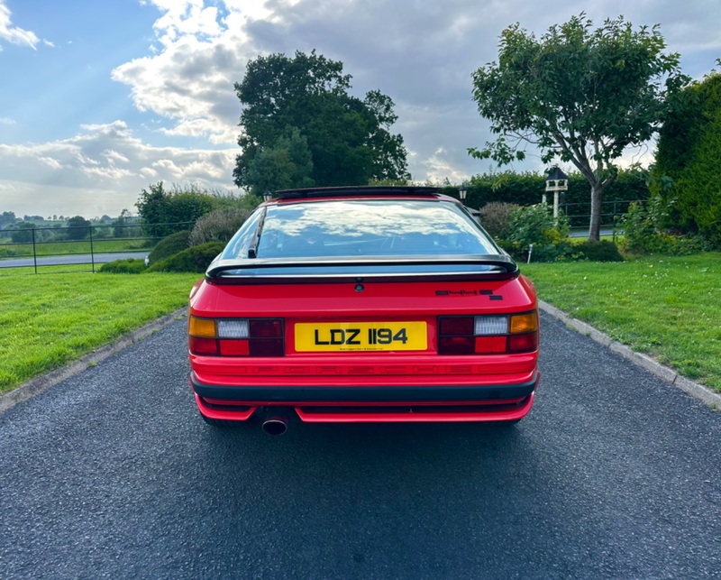 PORSCHE 944