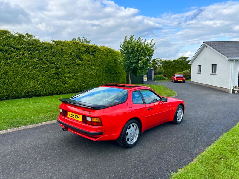 PORSCHE 944