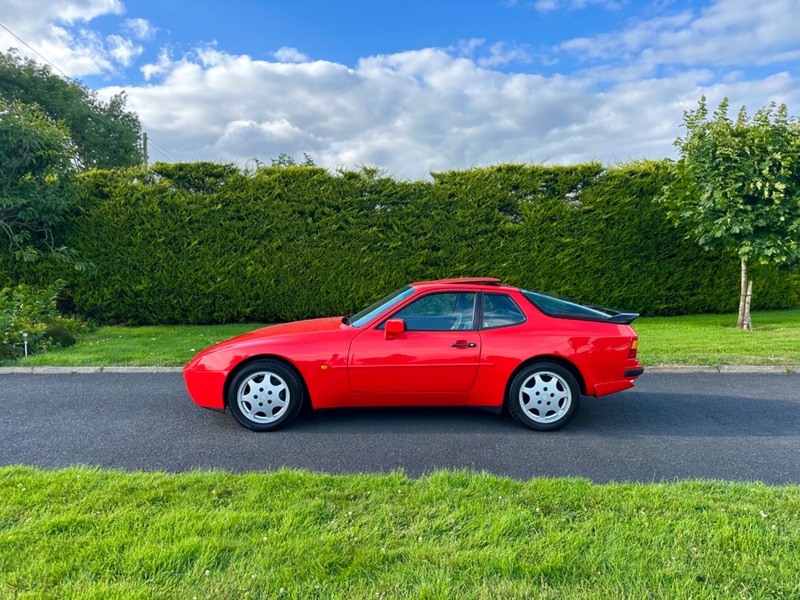 PORSCHE 944