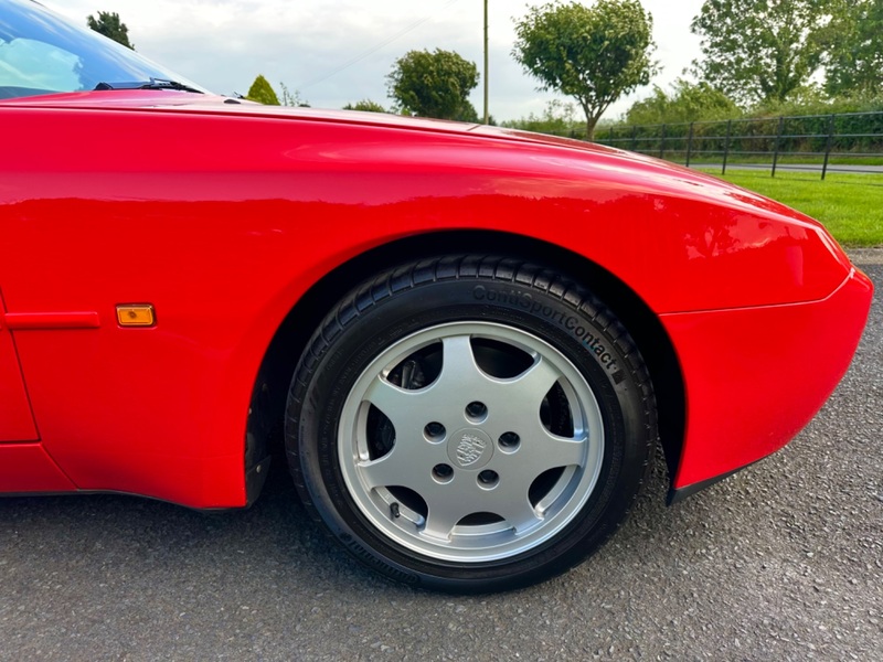 PORSCHE 944