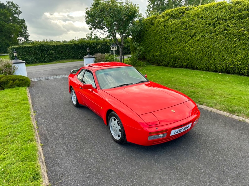 PORSCHE 944