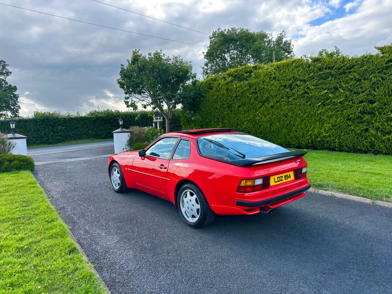 PORSCHE 944